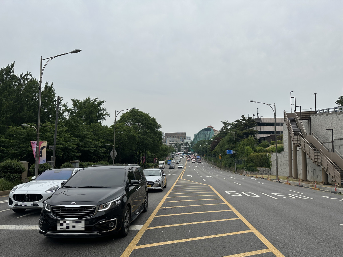 ▲서울특별시 중구 장충단로 ‘노후 가로등 개량공사’ 예정 현장. 18일부터 진행될 공사 구간은 남산 2호 터널 입구에서 장충체육관 사거리까지 약 600m 거리다. (사진 제공 = 중구)
