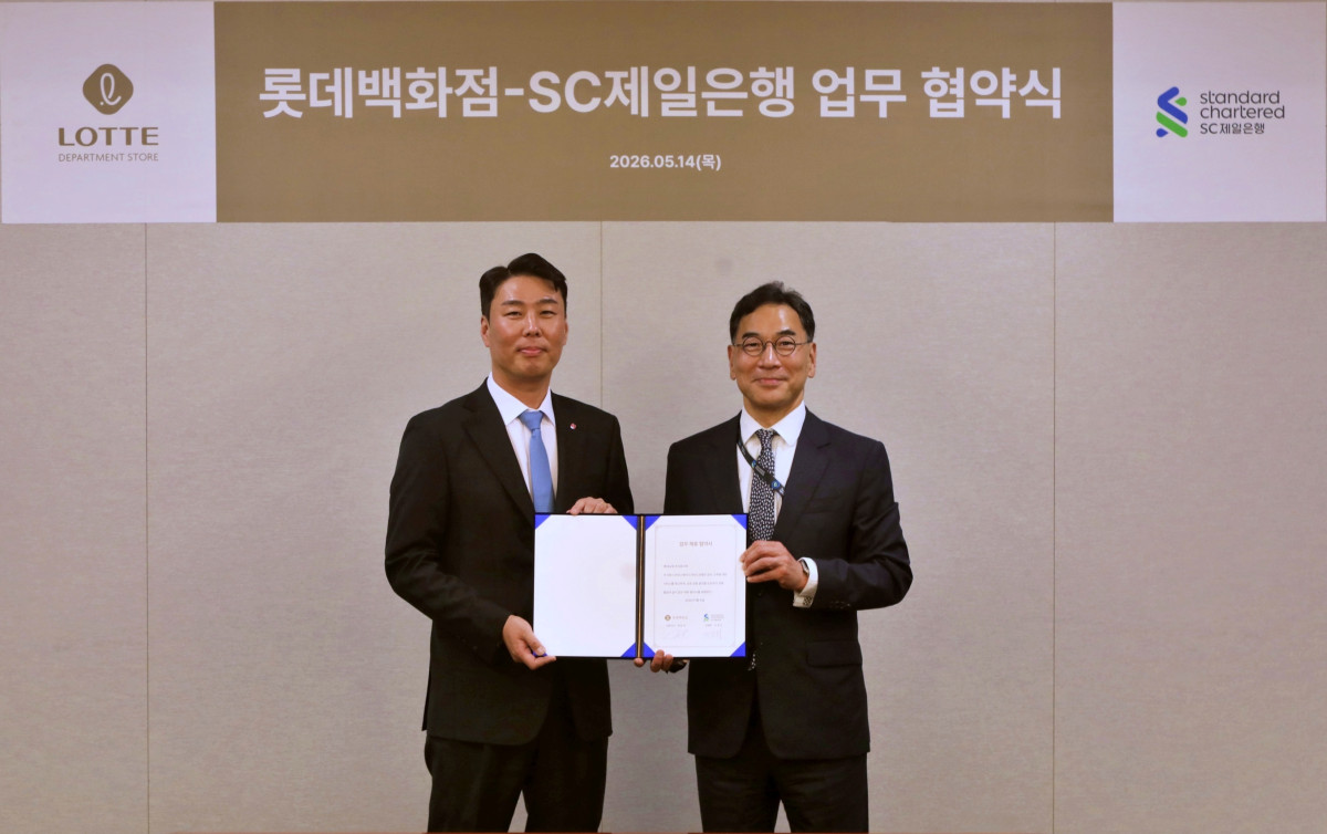 ▲서울시 중구 소공동에 위치한 롯데백화점 본점에서 정현석 롯데백화점 대표(사진 왼쪽)와 이광희 SC제일은행장(사진 오른쪽)이 업무 협약을 체결하고 기념사진을 촬영하고 있다. (사진제공=롯데쇼핑)