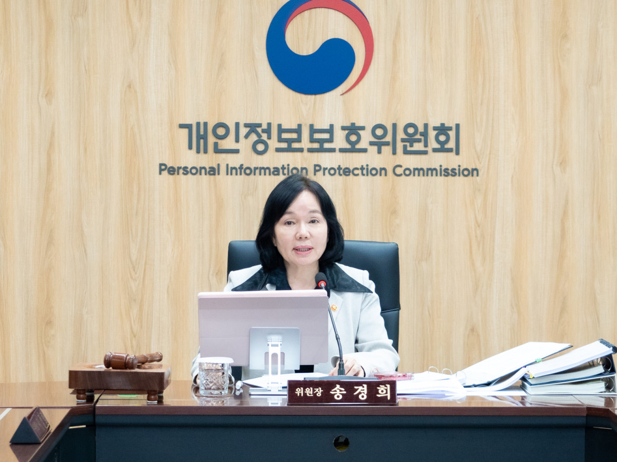 ▲송경희 개인정보보호위원회 위원장이 5월 13일 오후 서울 종로구 정부서울청사에서 개최된 2026년 제9회 개인정보보호위원회 전체회의에서 모두발언을 하고 있다. (사진제공=개인정보위)