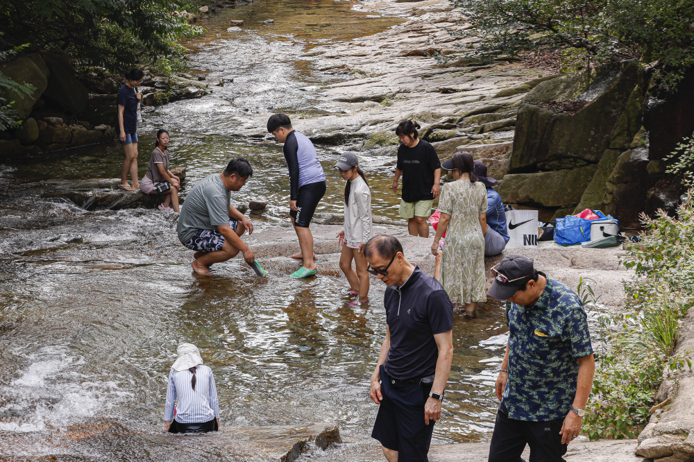 ▲경기 과천시 관악산계곡을 찾은 시민들이 물놀이를 하며 더위를 식히고 있다. (이투데이DB)
