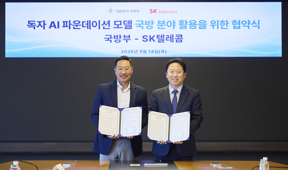 ▲SKT는 서울 중구 을지로 SKT타워 본사에서 국방부와 국방 AX 촉진을 위한 ‘과기정통부 독자 AI 파운데이션 모델 국방 분야 활용’ 업무 협약(MOU)을 체결했다고 14일 밝혔다. 사진은 왼쪽부터 김명국 SKT Industrial AI 본부장, 전준범 국방부 국방인공지능기획국장. (사진제공=SK텔레콤)