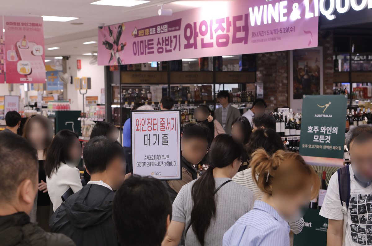 ▲이마트는 20일까지 전국 점포에서 상반기 최대 규모 와인 할인 행사 ‘와인장터’를 진행한다고 15일 밝혔다. (사진제공=이마트)