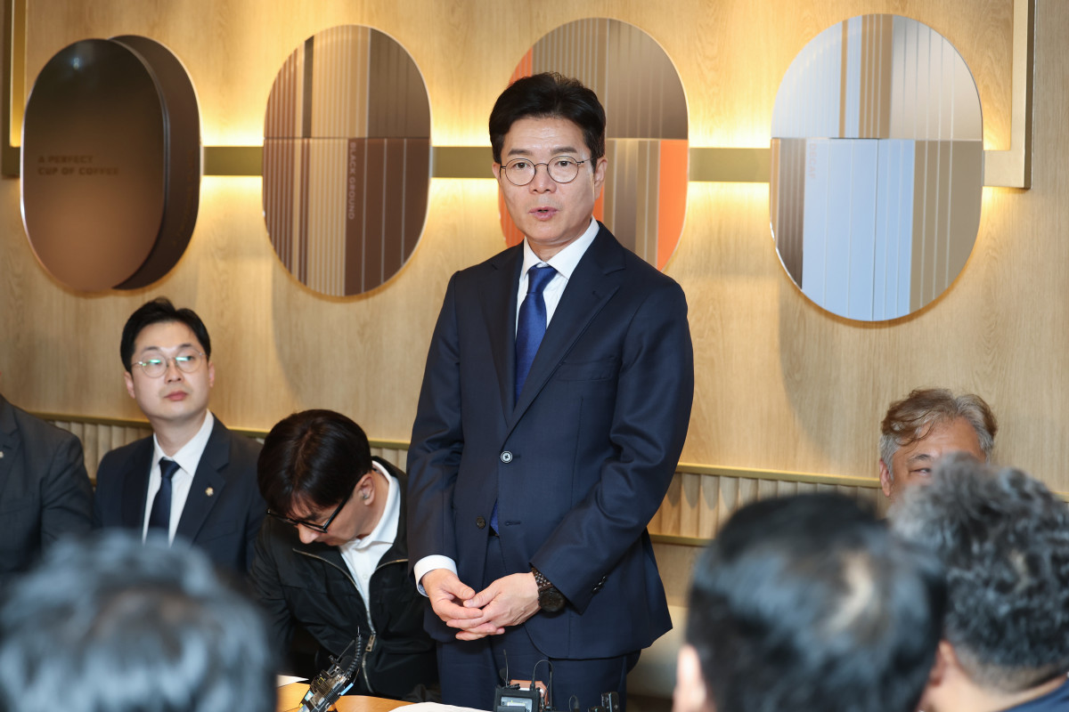 ▲더불어민주당 정원오 서울시장 후보가 14일 서울 중구 투썸플레이스 정동길점에서 열린 소상공인들과의 간담회에서 발언하고 있다. 사진=연합뉴스