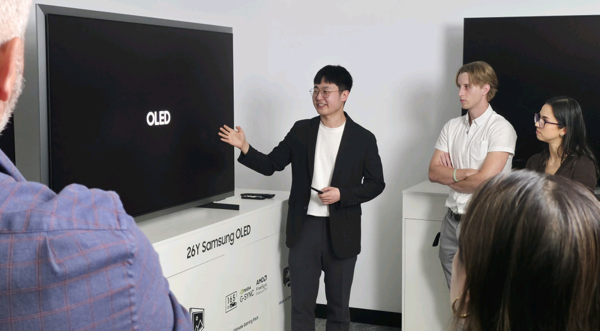 ▲호주 시드니에서 열린 삼성전자 '2026 호주 테크세미나'에서 참석자들이 2026년형 OLED TV를 살펴보고 있다. (사진제공-삼성전자)