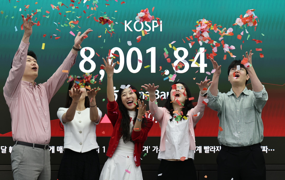 ▲15일 서울 하나은행 본점 딜링룸에서 코스피 8천 기념 세리머니가 진행되고 있다. (사진=연합뉴스)