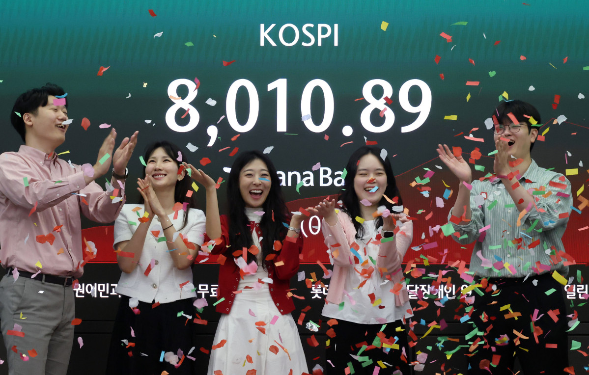 ▲코스피가 사상 처음 장중 8000선을 돌파한 15일 서울 중구 하나은행 본점 딜링룸에서 직원들이 기념 세리머니를 하고 있다. 이날 코스피는 전장보다 0.37% 내린 7951.75에 거래를 시작한 뒤 개장 초 8000선을 넘어섰다. 신태현 기자 holjjak@