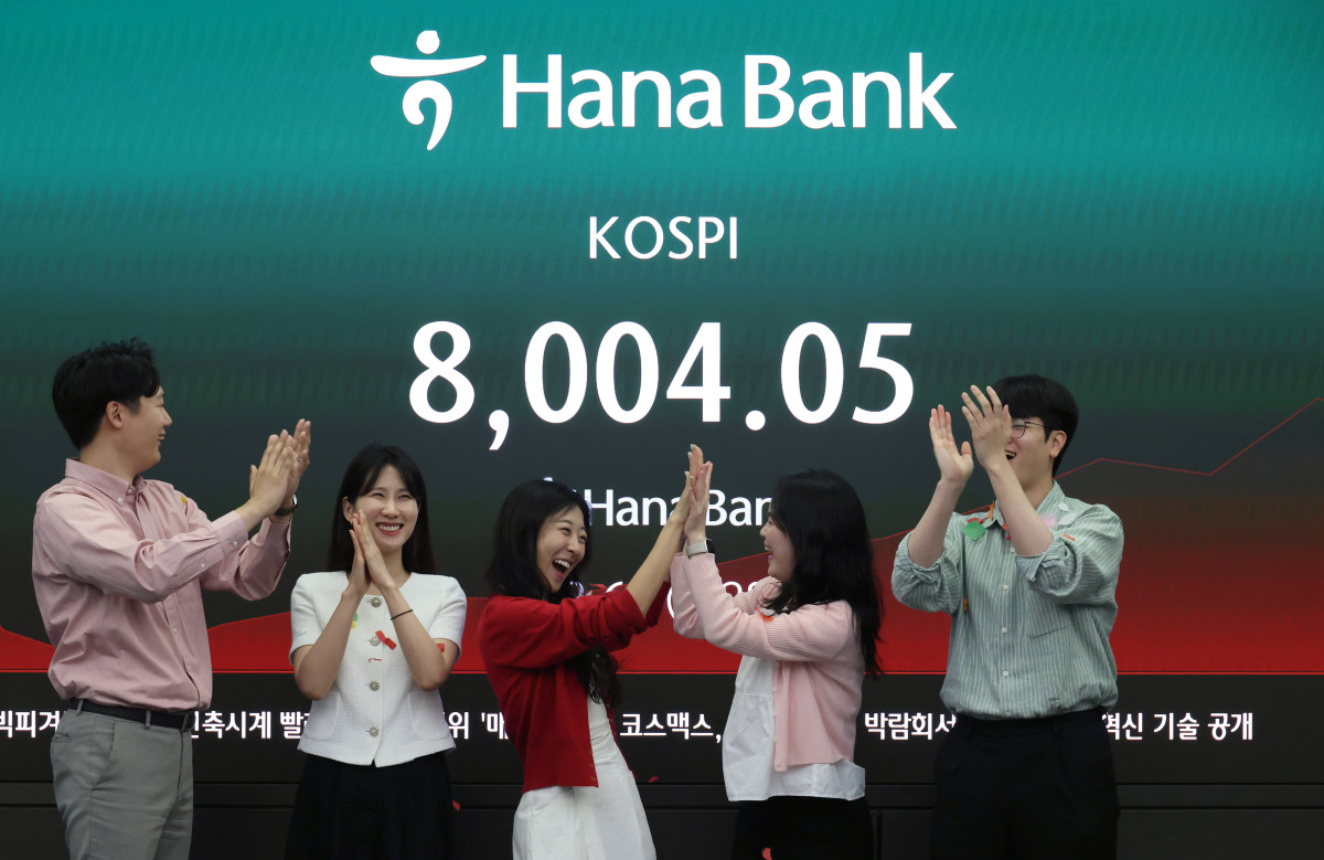 ▲코스피가 사상 처음 장중 8000선을 돌파한 15일 서울 중구 하나은행 본점 딜링룸에서 직원들이 기념 세리머니를 하고 있다. 이날 코스피는 전장보다 0.37% 내린 7951.75에 거래를 시작한 뒤 개장 초 8000선을 넘어섰다. 신태현 기자 holjjak@