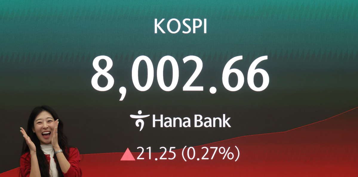 ▲코스피가 사상 처음 장중 8000선을 돌파한 15일 서울 중구 하나은행 본점 딜링룸에서 직원들이 기념 세리머니를 하고 있다. 이날 코스피는 전장보다 0.37% 내린 7951.75에 거래를 시작한 뒤 개장 초 8000선을 넘어섰다. 신태현 기자 holjjak@