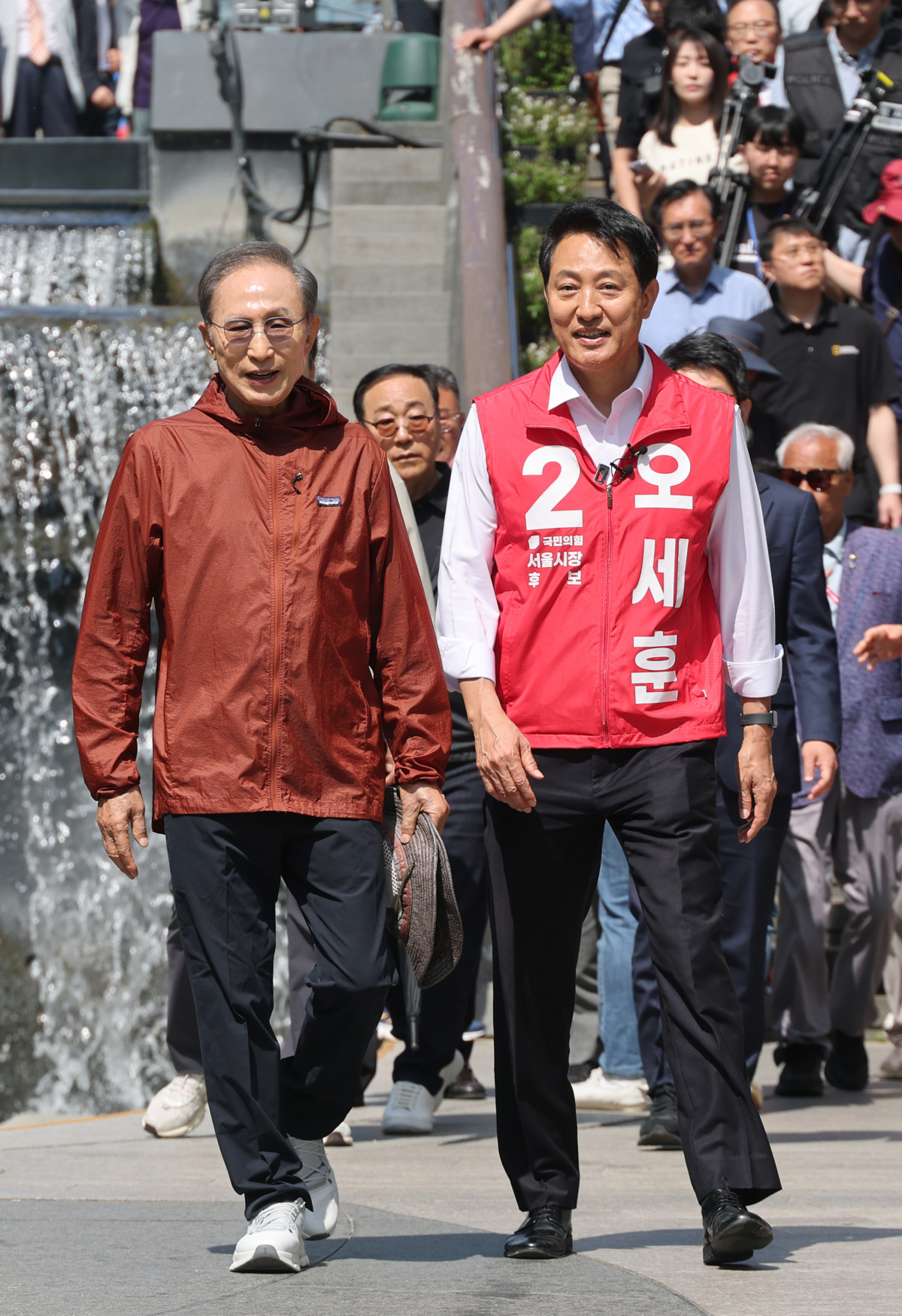 ▲오세훈 국민의힘 서울시장 후보가 15일 서울 중구 청계천에서 이명박 전 대통령과 대화하고 있다. (연합뉴스)
