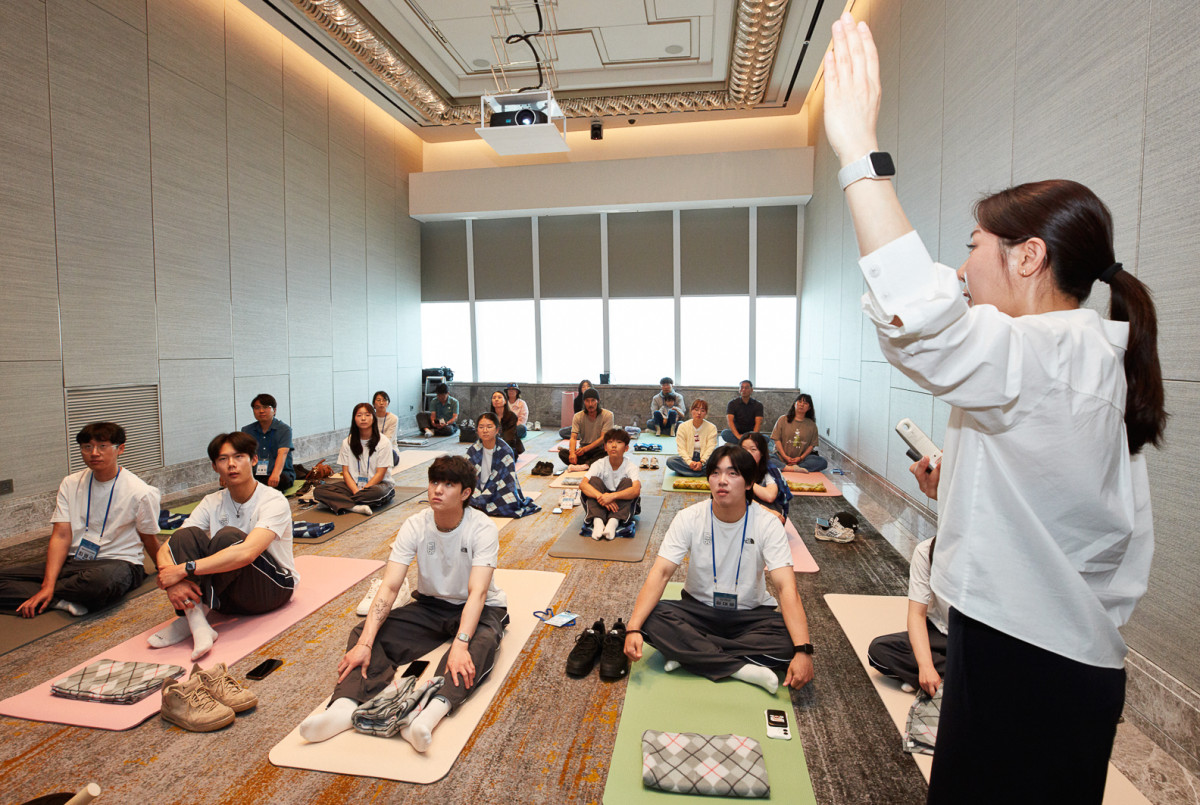 ▲롯데가 15일 서울 송파구 시그니엘 서울에서 롯데 스키앤스노보드팀 선수 및 가족 20여명을 대상으로 워크숍을 진행한다. 워크숍에 참석한 선수들과 가족들이 명상 요가 프로그램에 참여하고 있다. (사진제공=롯데지주)