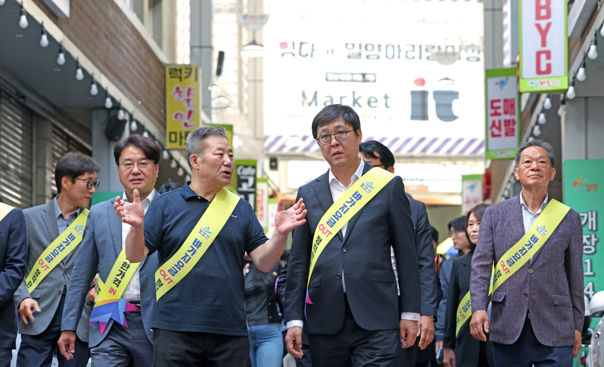 ▲최휘영 문화체육관광부 장관이 15일 경남 밀양아리랑시장을 방문해 바가지요금 퇴출 캠페인을 벌이고 있는 모습. (사진제공=문체부)