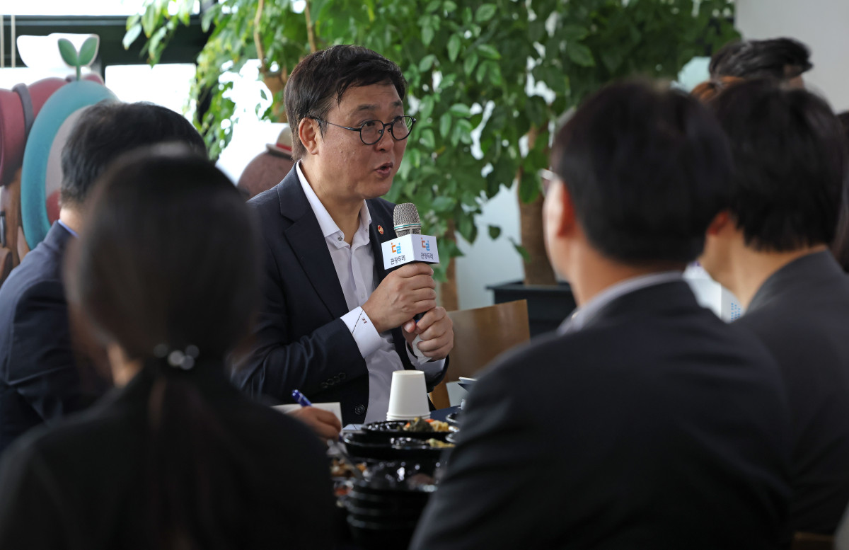 ▲최휘영 문화체육관광부 장관이 15일 경남 밀양에서 관광두레 관계자들과 간담회를 갖고 있는 모습. (사진제공=문체부)