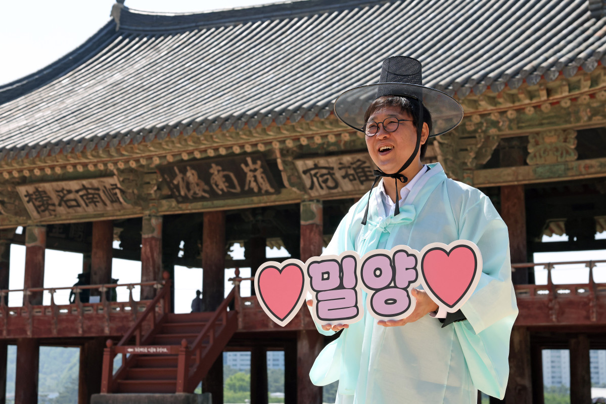▲최휘영 문화체육관광부 장관이 15일 경남 밀양 영남루를 방문해 기념 사진을 촬영하고 있는 모습. (사진제공=문체부)