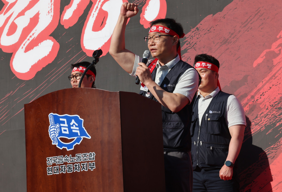 ▲13일 오후 현대자동차 울산공장 본관 앞 잔디밭에서 열린 올해 임금협상 투쟁 출정식에서 이종철 노조 지부장이 발언하고 있다. (연합뉴스)