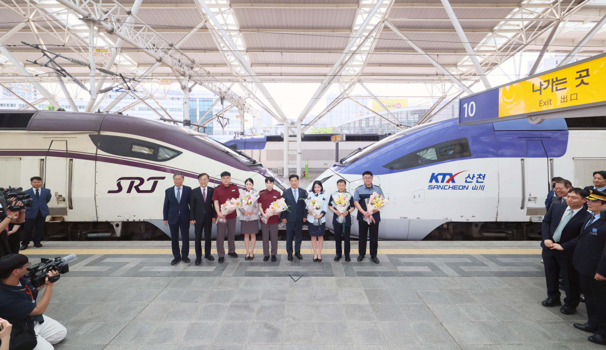 ▲KTX와 SRT 고속열차가 하나의 편성으로 연결돼 달리는 중련 열차운행 시범운영이 시작된 15일 서울역에 정차된 KTX-SRT 중련 열차 앞에서 김윤덕 국토부 장관, 김태승 한국철도공사(코레일) 사장, 정왕국 에스알(SR) 사장, KTX와 SRT 승무원들이 기념촬영을 하고 있다. 9월 코레일과 SR의 고속열차 운영사 통합을 앞두고 운영되는 중련 열차는 호남선(토·일요일)과 경부선(금∼일요일) 일부 구간에서 상·하행 한 차례씩 운항할 예정이다. 기존에 한 대의 열차로 운행되던 호남선(수서∼광주송정)은 이번 중련 열차 도입으로 좌석이 기존 410석에서 820석으로 늘어난다. 중련 열차는 상대적으로 저렴한 SRT의 운임을 적용받기 때문에 KTX를 기준으로 운임이 약 10% 할인되는 효과도 발생한다. 신태현 기자 holjjak@
