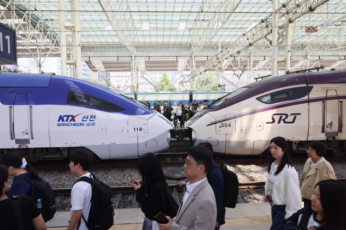 ▲KTX와 SRT 고속열차가 하나의 편성으로 연결돼 달리는 중련 열차운행 시범운영이 시작된 15일 서울역에 KTX-SRT 중련 열차가 정차돼 있다. 9월 한국철도공사(코레일)와 에스알(SR)의 고속열차 운영사 통합을 앞두고 운영되는 중련 열차는 호남선(토·일요일)과 경부선(금∼일요일) 일부 구간에서 상·하행 한 차례씩 운항할 예정이다. 기존에 한 대의 열차로 운행되던 호남선(수서∼광주송정)은 이번 중련 열차 도입으로 좌석이 기존 410석에서 820석으로 늘어난다. 중련 열차는 상대적으로 저렴한 SRT의 운임을 적용받기 때문에 KTX를 기준으로 운임이 약 10% 할인되는 효과도 발생한다. 신태현 기자 holjjak@