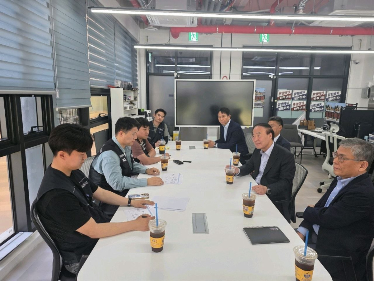 ▲삼성전자 DS부문 경영진이 삼성전자노동조합 공동투쟁본부와 만나 대화하는 모습. 사진 왼쪽 위부터 투쟁본부 정승원 국장, 이송이 부위원장, 최승호 위원장, 김재원 국장. 사진 오른쪽 위부터 삼성전자 박용인 사장, 한진만 사장, 전영현 부회장, 김용관 사장 (사진=삼성전자)