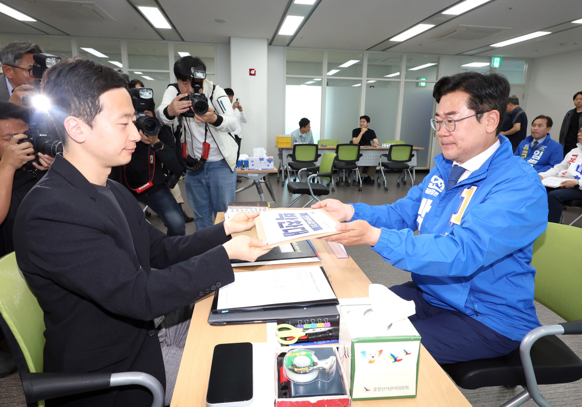 ▲제9회 전국동시지방선거 후보 등록 첫날인 14일 인천 미추홀구 인천시선거관리위원회에서 박찬대 더불어민주당 인천시장  후보가 후보등록을 하고 있다. (사진=뉴시스)