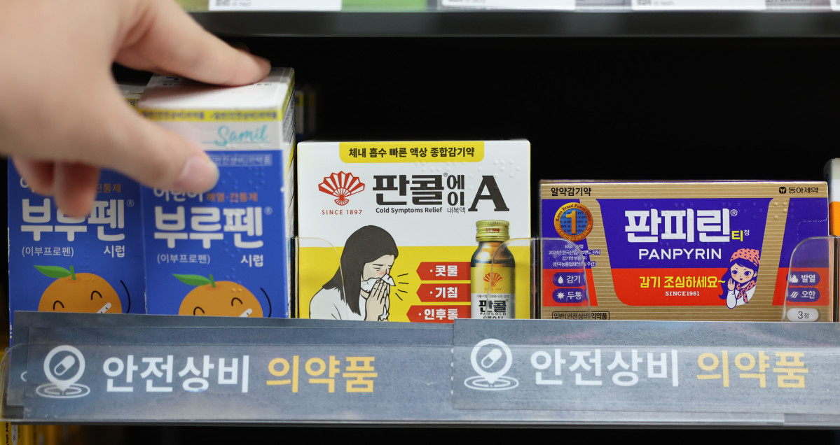▲서울 시내 한 편의점에 감기약이 진열돼 있다. (뉴시스)