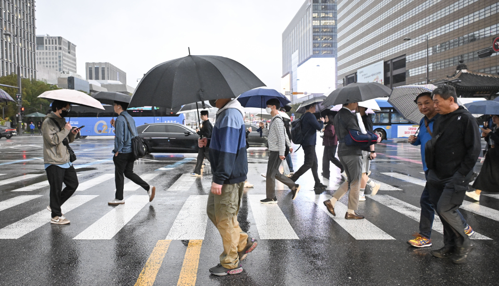▲서울 종로구 광화문역 일대에서 우산을 쓴 직장인들이 비를 피해 출근길 발걸음을 재촉하고 있다. (이투데이DB)