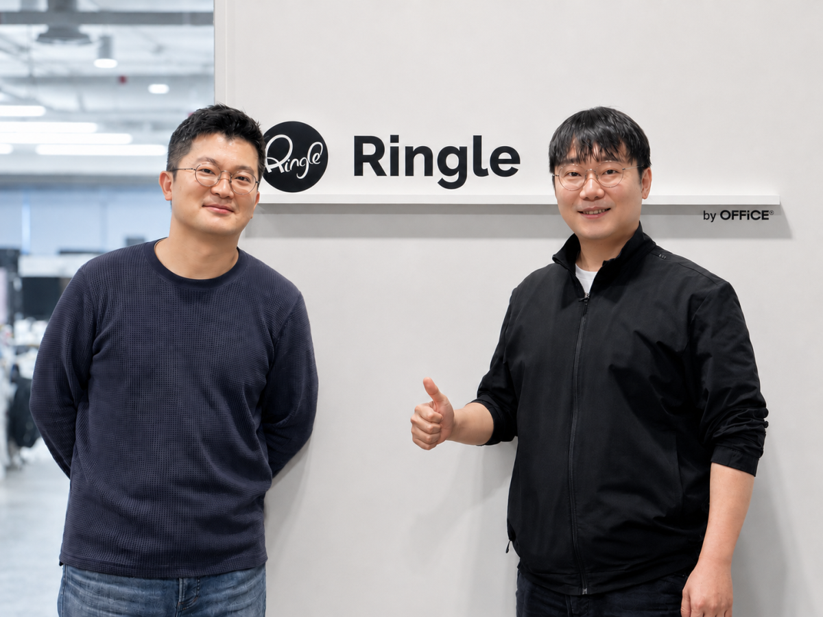 ▲이승훈(왼쪽)·이성파 링글 공동대표가 지난달 30일 서울 강남구 본사에서 포즈를 취하고 있다. (사진제공=링글)