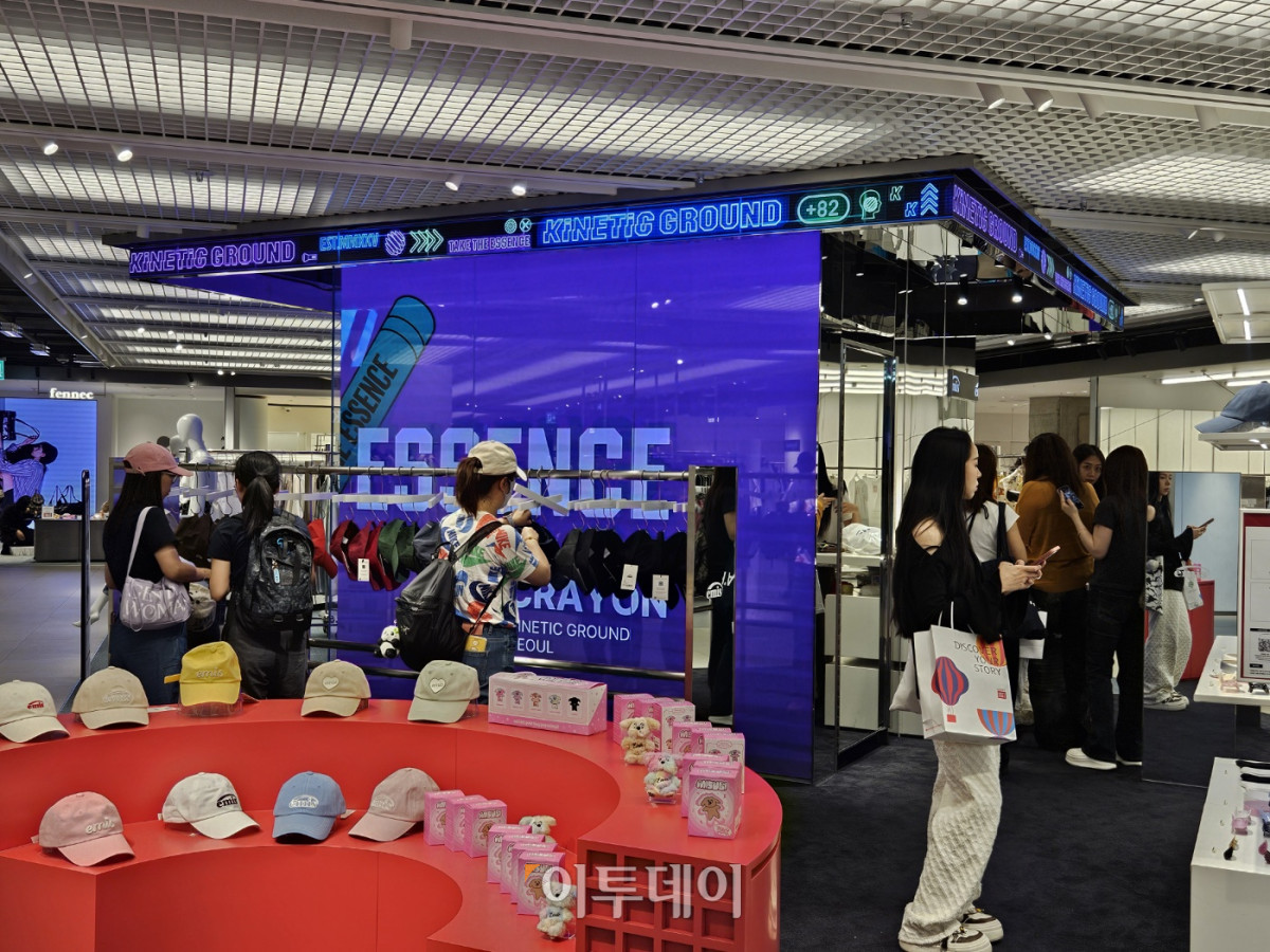 ▲본점 9층에서 열린 운빨존많겜 체험형 굿즈 팝업 공간에 고객들로 북적이고 있다. (문현호 기자 m2h@)