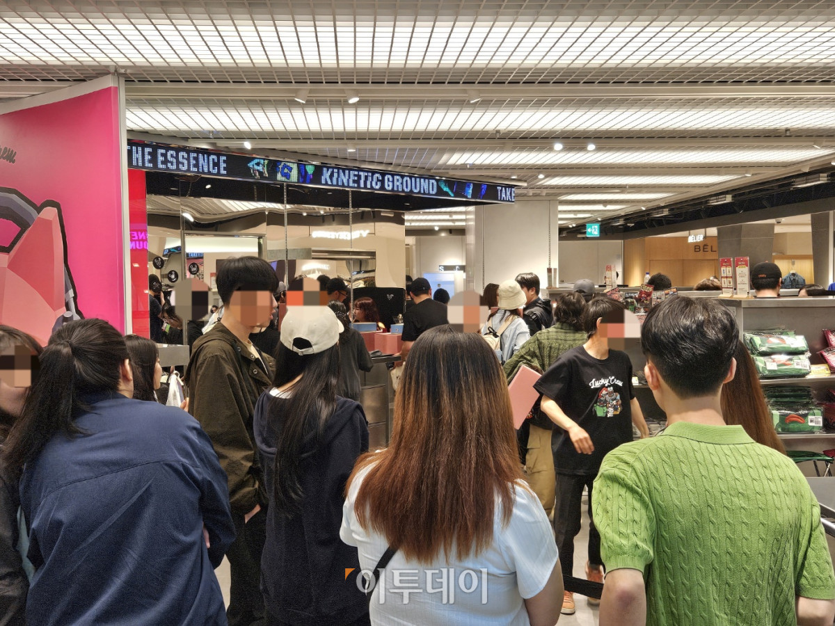 ▲본점 9층에서 열린 이미스 팝업 공간에 외국 고객들이 몰렸다. (문현호 기자 m2h@)