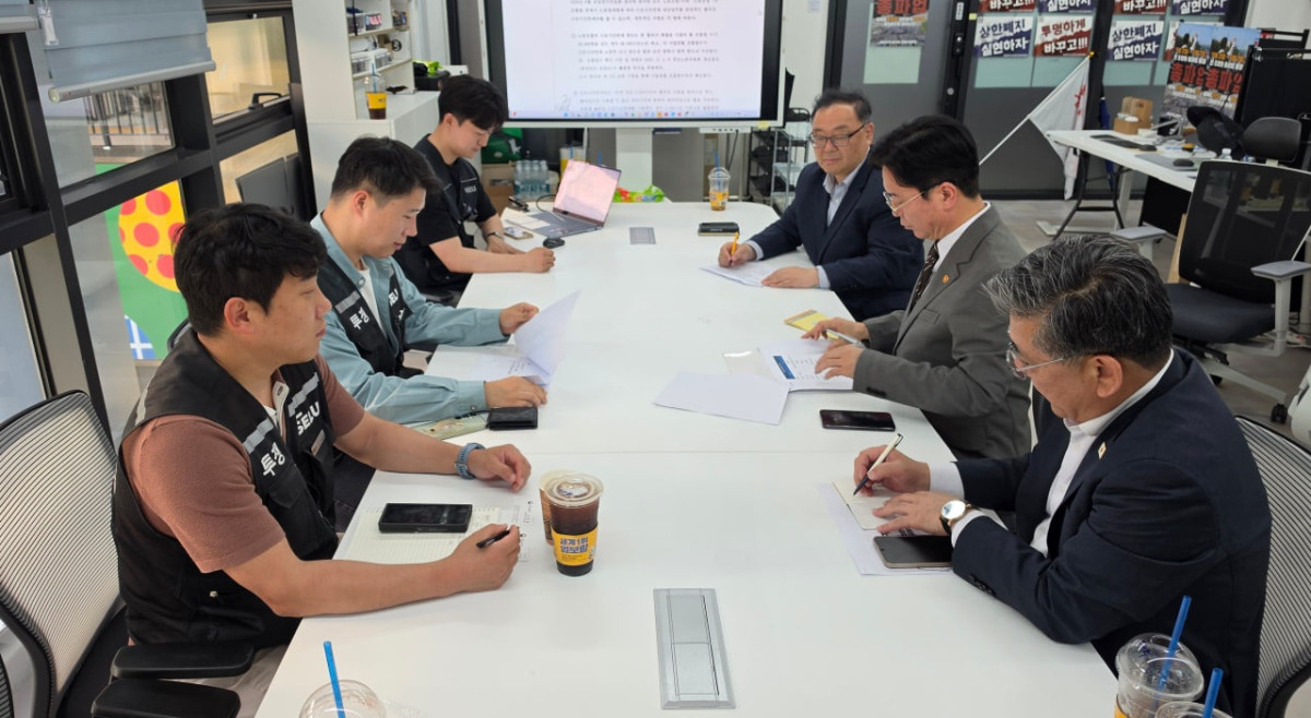 ▲초기업노조 삼성전자지부는 15일 김영훈 고용노동부 장관을 비롯한 노동부 관계자들이 이날 노조 사무실을 방문했다고 밝혔다. (사진=초기업노조 삼성전자지부)