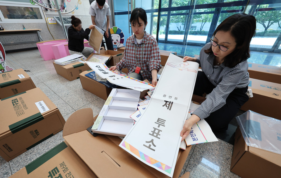 ▲선관위 관계자들이 6·3 지방선거 투표소 물품 세트를 점검하고 있다. (연합뉴스)