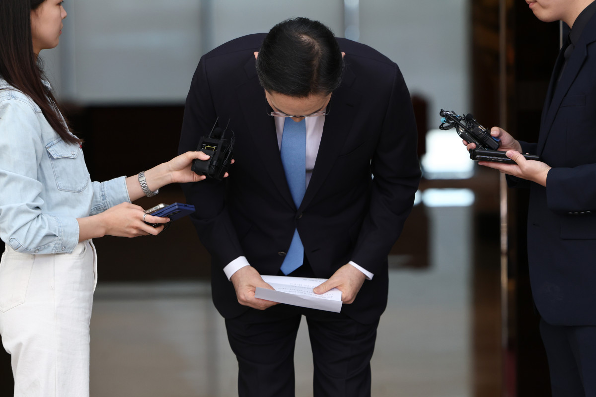 ▲<YONHAP PHOTO-4154> 사죄 인사하는 이재용 회장    (서울=연합뉴스) 윤동진 기자 = 일본 출장을 마치고 급거 귀국한 이재용 삼성전자 회장이 16일 서울 김포비즈니스항공센터(SGBAC)에서 머리 숙여 사죄 인사를 하고 있다. 2026.5.16    mon@yna.co.kr/2026-05-16 14:47:08/<저작권자 ⓒ 1980-2026 ㈜연합뉴스. 무단 전재 재배포 금지, AI 학습 및 활용 금지> (연합뉴스)