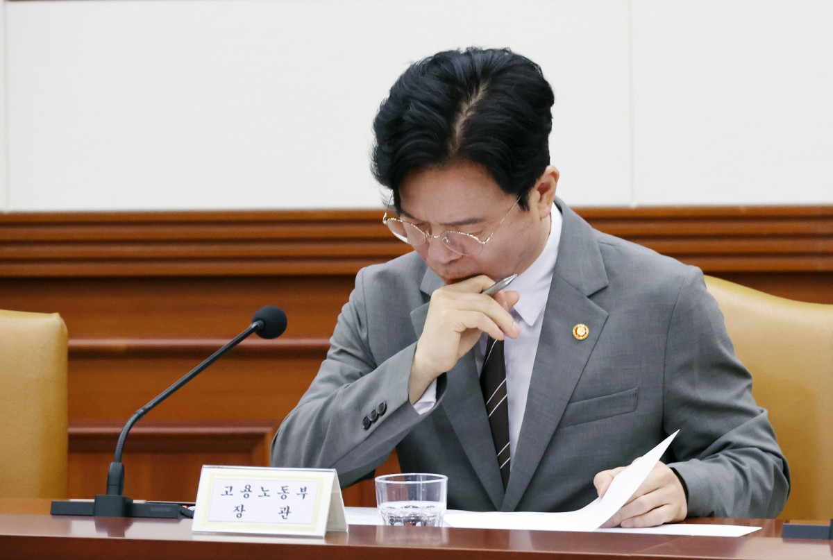▲김영훈 고용노동부 장관이 15일 오전 서울 종로구 정부서울청사에서 열린 비상경제본부회의 겸 경제ㆍ부동산 관계장관회의에서 자료를 검토하고 있다. (연합뉴스)