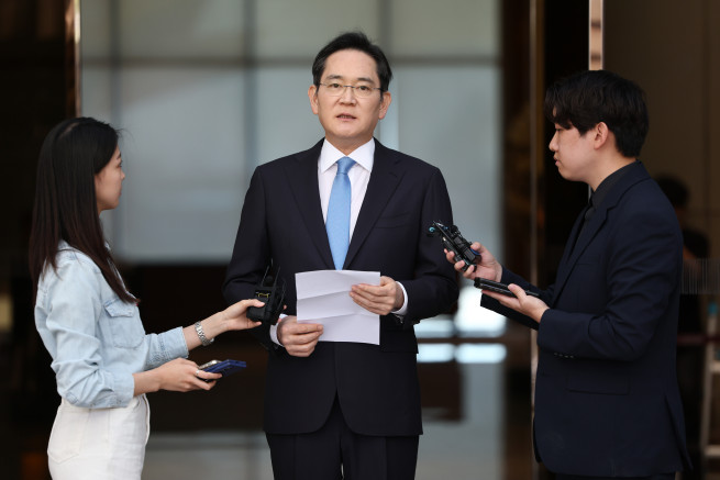 ▲해외 출장을 마치고 귀국한 이재용 삼성전자 회장이 16일 서울 김포비즈니스항공센터(SGBAC)에서 입장문을 읽고 있다. (연합뉴스)