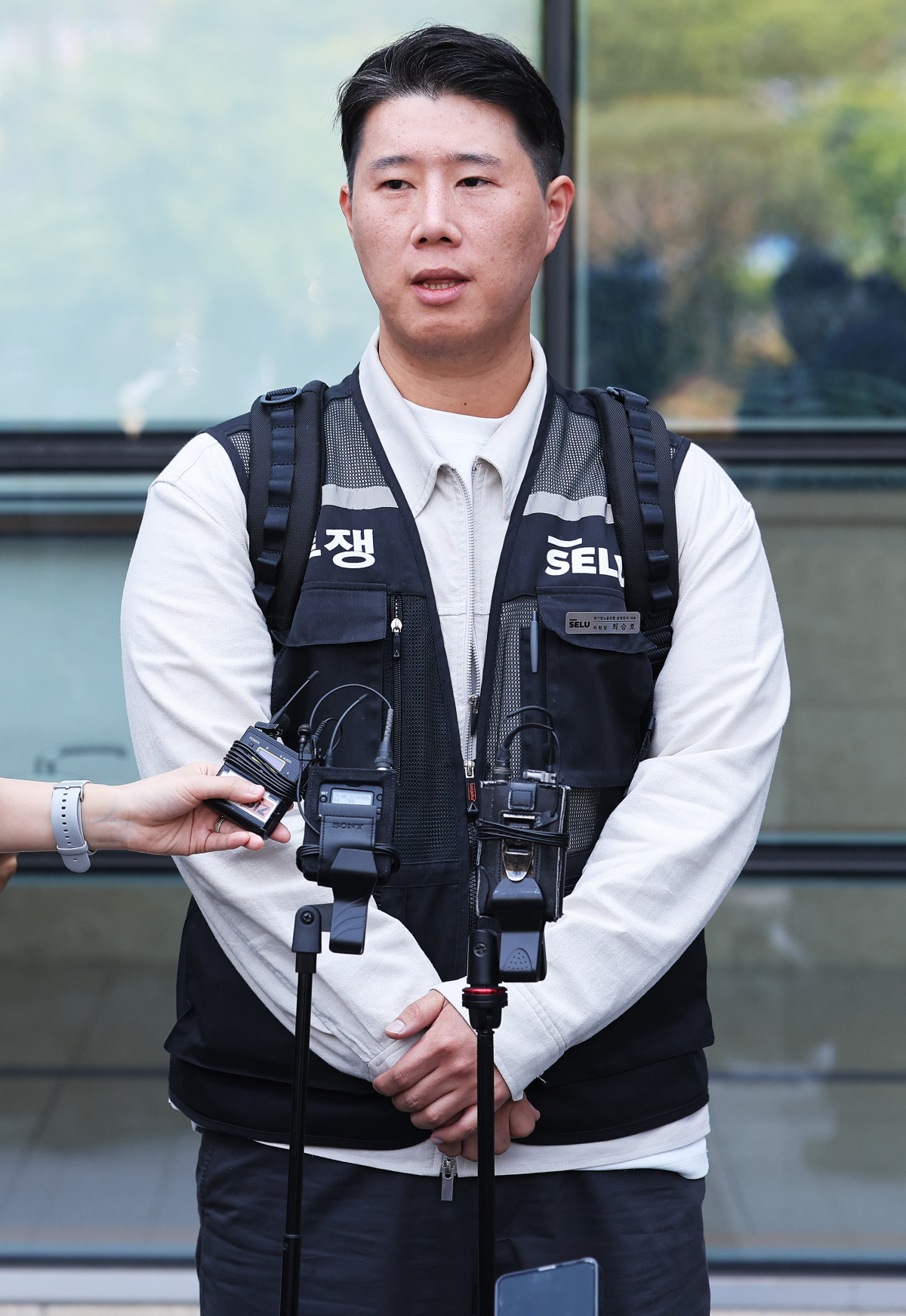 ▲<YONHAP PHOTO-6063> 위법 쟁의행위 금지 가처분 신청 심문 마친 최승호 위원장    (수원=연합뉴스) 홍기원 기자 = 최승호 초기업노조 삼성전자지부 위원장이 13일 경기도 수원시 영통구 수원지방법원에서 열린 삼성전자가 노조를 상대로 제기한 위법 쟁의행위 금지 가처분 신청 심문을 마치고 나와 취재진 질문에 답하고 있다. 2026.5.13    xanadu@yna.co.kr/2026-05-13 12:42:06/<저작권자 ⓒ 1980-2026 ㈜연합뉴스. 무단 전재 재배포 금지, AI 학습 및 활용 금지> (연합뉴스)