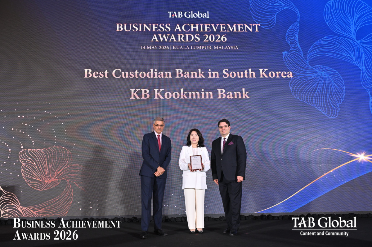▲14일(현지시간) 말레이시아 쿠알라룸푸르에서 열린 ‘The Asian Banker Global Financial Markets Awards 2026'에서 이영주 수탁사업본부장(가운데)이 수상하고 있다. (사진제공 = KB국민은행)
