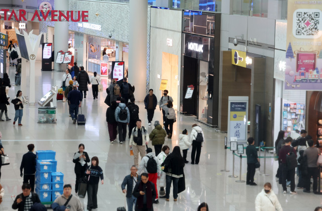 ▲2월 2일 오전 인천국제공항 제1여객터미널 면세구역에서 여행객들이 이동하고 있다. (뉴시스)