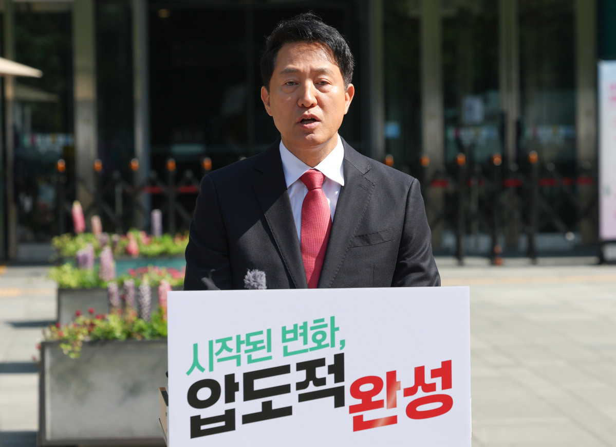 ▲국민의힘 오세훈 서울시장 후보가 14일 서울시청 앞에서 대국민 호소 기자회견을 하고 있다. (연합뉴스)