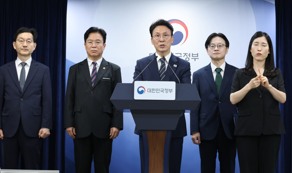 ▲김민석 국무총리가 17일 서울 종로구 정부서울청사에서 삼성전자 파업 관련 대국민 담화를 하고 있다. (연합뉴스)