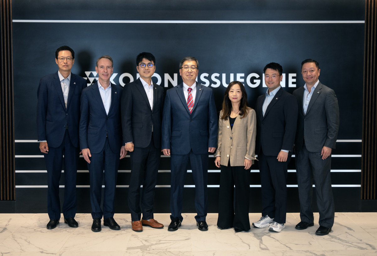 ▲미국 메릴랜드 주 록빌에 위치한 코오롱티슈진 본사에서 진행된 코오롱티슈진 정기 이사회 참석자들이 기념촬영하고 있다. (사진제공=코오롱티슈진)