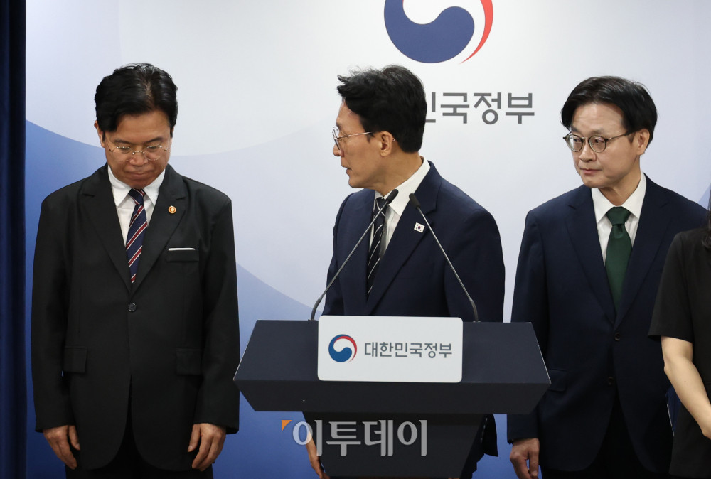 ▲김민석 국무총리가 17일 서울 종로구 정부서울청사에서 삼성전자 파업 관련 대국민 담화를 마치고 퇴장하고 있다. 왼쪽부터 김영훈 고용노동부 장관, 김 총리, 김정관 산업통상부 장관. 고이란 기자 photoeran@
