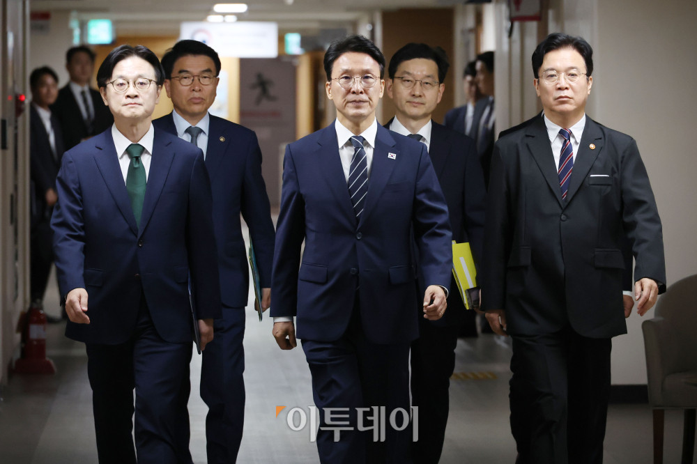 ▲김민석 국무총리가 17일 서울 종로구 정부서울청사에서 삼성전자 파업 관련 대국민 담화를 위해 브리핑실로 향하고 있다. 앞줄 왼쪽부터 김정관 산업통상부 장관, 김 총리, 김영훈 고용노동부 장관. 고이란 기자 photoeran@