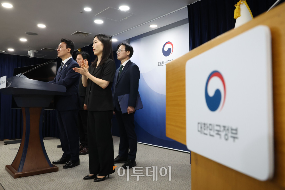 ▲김민석 국무총리가 17일 서울 종로구 정부서울청사에서 삼성전자 파업 관련 대국민 담화를 하고 있다. 고이란 기자 photoeran@