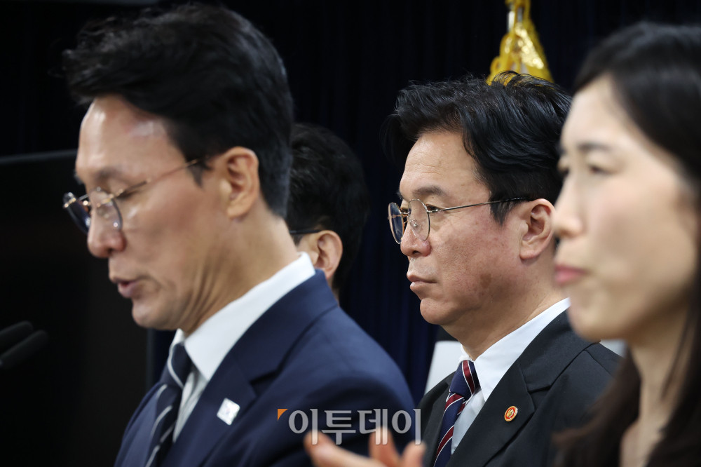 ▲김민석(왼쪽) 국무총리가 17일 서울 종로구 정부서울청사에서 삼성전자 파업 관련 대국민 담화를 하는 가운데 김영훈 고용노동부 장관이 생각에 잠겨있다. 고이란 기자 photoeran@