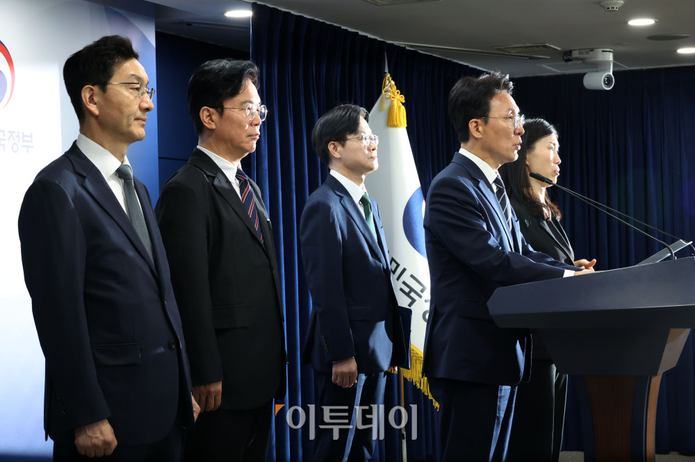 ▲김민석 국무총리가 17일 서울 종로구 정부서울청사에서 삼성전자 파업 관련 대국민 담화를 하고 있다. 왼쪽부터 윤창렬 국무조정실장, 김영훈 고용노동부 장관, 김정관 산업통상부 장관, 김 총리. 고이란 기자 photoeran@