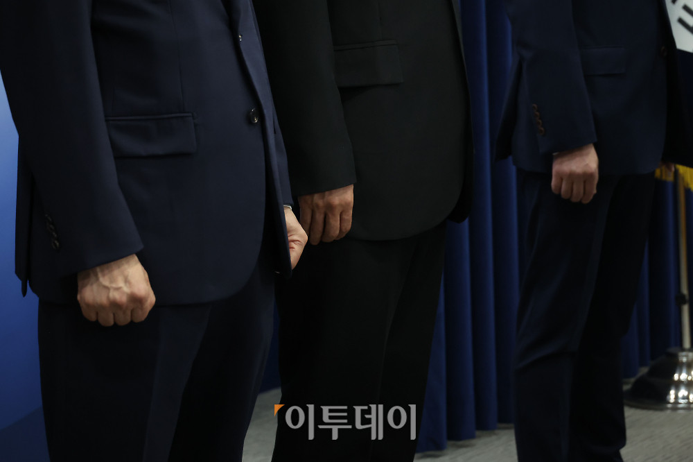 ▲김민석 국무총리가 17일 서울 종로구 정부서울청사에서 삼성전자 파업 관련 대국민 담화는 가운데 윤창렬 국무조정실장, 김영훈 고용노동부 장관, 김정관 산업통상부 장관이 주먹을 쥐고 있다. 고이란 기자 photoeran@