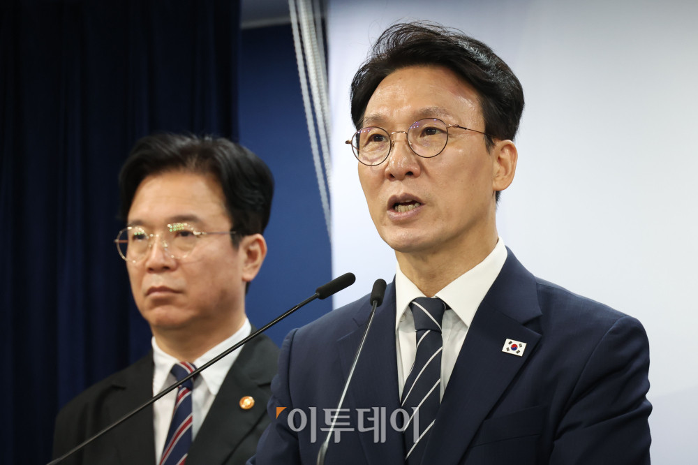 ▲김민석 국무총리가 17일 서울 종로구 정부서울청사에서 삼성전자 파업 관련 대국민 담화를 하고 있다. 왼쪽은 김영훈 고용노동부 장관. 고이란 기자 photoeran@