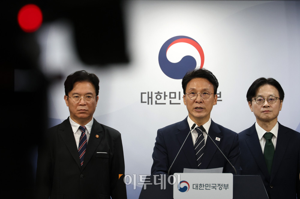 ▲김민석 국무총리가 17일 서울 종로구 정부서울청사에서 삼성전자 파업 관련 대국민 담화를 하고 있다. 왼쪽부터 김영훈 고용노동부 장관, 김 총리, 김정관 산업통상부 장관. 고이란 기자 photoeran@
