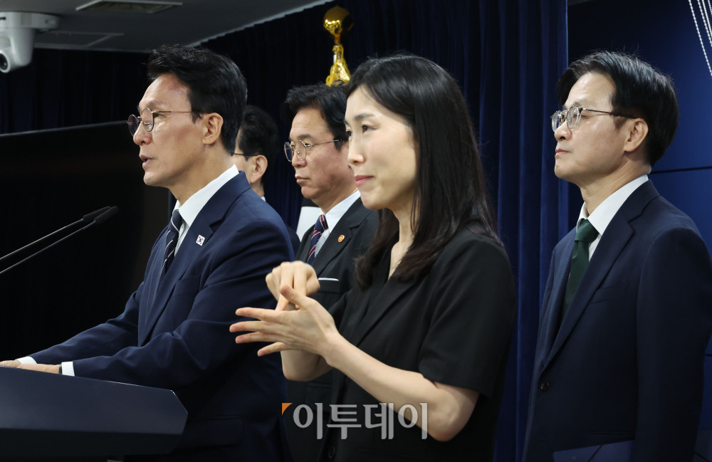 ▲김민석 국무총리가 17일 서울 종로구 정부서울청사에서 삼성전자 파업 관련 대국민 담화를 하고 있다. 왼쪽부터 김총리, 김영훈 고용노동부 장관, 김정관 산업통상부 장관. 고이란 기자 photoeran@