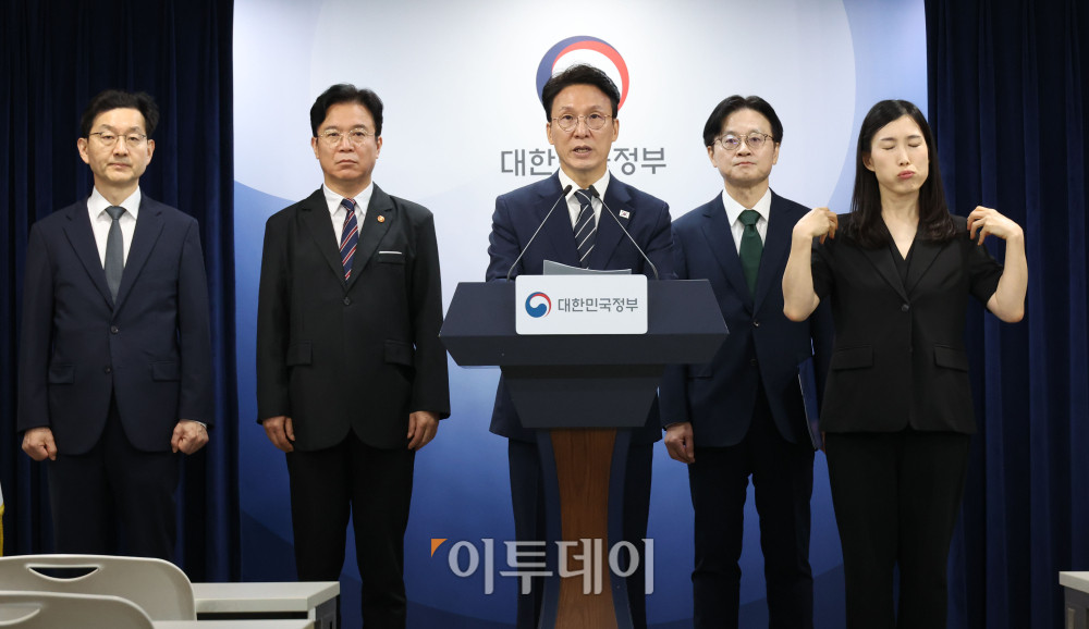 ▲김민석 국무총리가 17일 서울 종로구 정부서울청사에서 삼성전자 파업 관련 대국민 담화를 하고 있다. 왼쪽부터 윤창렬 국무조정실장, 김영훈 고용노동부 장관, 김 총리, 김정관 산업통상부 장관. 고이란 기자 photoeran@