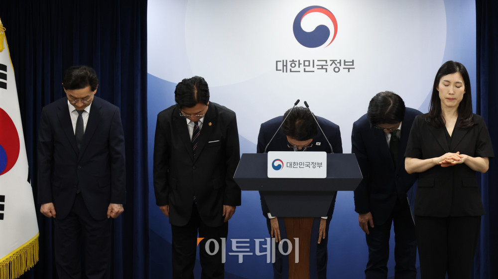 ▲김민석 국무총리가 17일 서울 종로구 정부서울청사에서 삼성전자 파업 관련 대국민 담화를 마친 뒤 고개숙여 인사하고 있다. 왼쪽부터 윤창렬 국무조정실장, 김영훈 고용노동부 장관, 김 총리, 김정관 산업통상부 장관. 고이란 기자 photoeran@