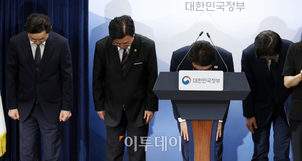 ▲김민석 국무총리가 17일 서울 종로구 정부서울청사에서 삼성전자 파업 관련 대국민 담화를 마친 뒤 고개숙여 인사하고 있다. 왼쪽부터 윤창렬 국무조정실장, 김영훈 고용노동부 장관, 김 총리, 김정관 산업통상부 장관. 고이란 기자 photoeran@